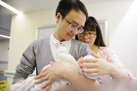 肇庆58岁的丧子母亲。赠卵试管婴儿生下龙凤胎，一人病危需紧急治疗